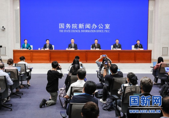 国新办举行恢复和扩大消费的措施国务院政策例行吹风会。图片来源：国新网